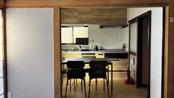 Family House, 4 Bedrooms, Non Smoking, City View | Private kitchen