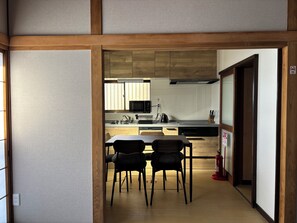 Casa familiar, 4 habitaciones, no fumadores, vistas a la ciudad | Cocina privada | Frigorífico grande, microondas, placa de cocina y lavavajillas