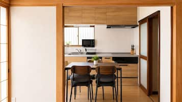 Full-size fridge, microwave, stovetop, dishwasher