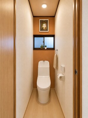Separate bathtub and shower, hair dryer, electronic bidet, towels