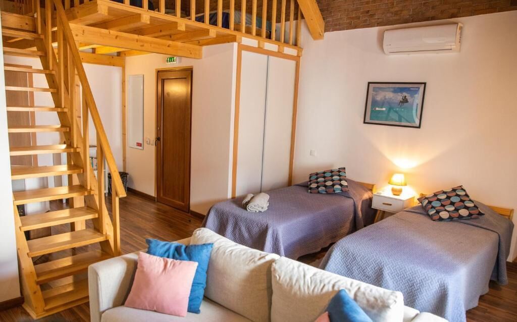 Habitación familiar, balcón, vista a la ciudad | Área de sala de estar