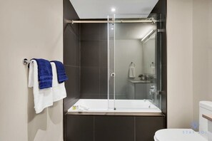 Shower, hair dryer, towels, shampoo - Modern Stylish 1BR Apartment (Miami)