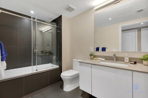 Shower, hair dryer, towels, shampoo - Modern Stylish 1BR Apartment (Miami)