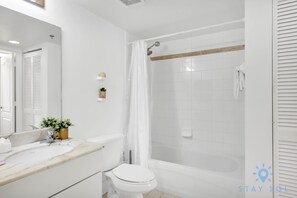 Shower, hair dryer, towels, shampoo - Comfortable Apartment with pool (Miami)