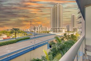 Property grounds - Beautiful Apt w/Private Balcony + Pool +Near Beach (Hallandale Beach)
