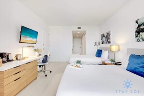 Desk, iron/ironing board, travel cot, WiFi - Beautiful Apt w/Private Balcony + Pool +Near Beach (Hallandale Beach)