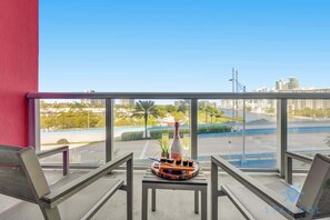 Property grounds - Beautiful Apt w/Private Balcony + Pool +Near Beach (Hallandale Beach)