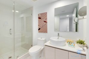 Shower, hair dryer, towels, shampoo - Beautiful Apt w/Private Balcony + Pool +Near Beach (Hallandale Beach)