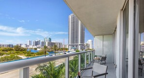 Property grounds - Amazing Apt w/ Private Balcony + Gym + Pool (Hallandale Beach)