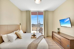 2 slaapkamers, een bureau, een strijkplank/strijkijzer, reisbedje