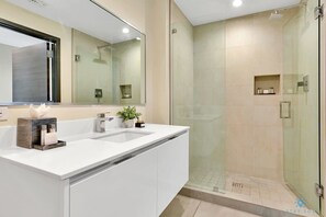 Shower, hair dryer, towels, shampoo - Beautiful 2BR Apt w/ Amazing Pool+ Hot Tub (Hollywood)