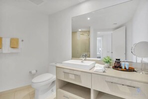 Shower, hair dryer, towels, shampoo - Amazing Condo + Stunning Ocean View Balcony + Gym (Hollywood)