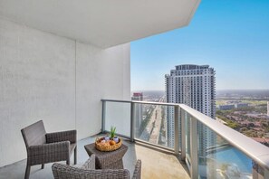 Property grounds - Amazing Condo + Stunning Ocean View Balcony + Gym (Hollywood)