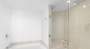 Dusche, Haartrockner, Handtücher, Shampoo