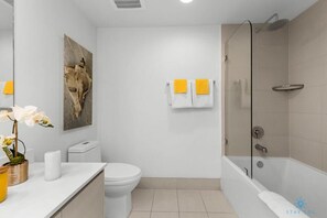 Shower, hair dryer, towels, shampoo - Amazing Upper Apt w/Private Balcony + Gym + Pool (Hallandale Beach)