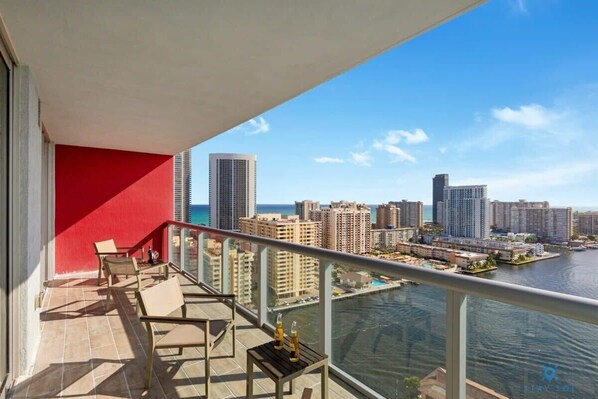 Property grounds - Amazing Upper Apt w/Private Balcony + Gym + Pool (Hallandale Beach)