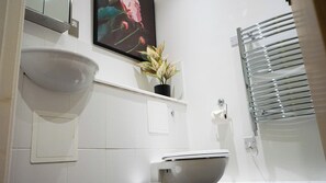 Dusch, handdukar, tvål och toalettpapper