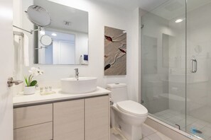 Shower, hair dryer, towels, shampoo - Resort Upper Studio | Pool, Gym & Coastal Vibe (Hallandale Beach)