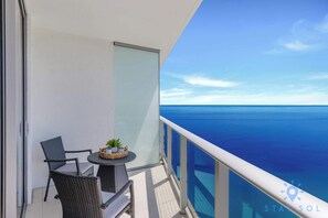 Property grounds - Bright & Spacious 2BR w/Balcony (Hollywood)