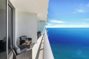 Property grounds - Bright & Spacious 2BR w/Balcony (Hollywood)