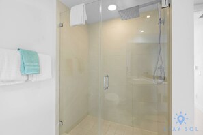 Shower, hair dryer, towels, shampoo - Bright & Spacious 2BR w/Balcony (Hollywood)