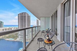 Property grounds - Stunning View Condo | Pool & Gym | Hallandale (Hallandale Beach)