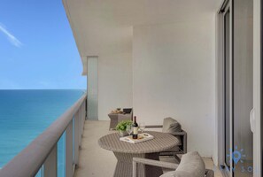 Outdoor dining - Breathtaking Views | Modern 2BR by Ocean (Hollywood)