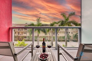 Outdoor dining - Beach Days & Breezes | Balcony Studio (Hallandale Beach)