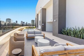 Terrace/patio - 2BR Corner View with  Free Parking (Miami)
