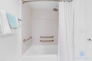 Douche, sèche-cheveux, serviettes fournies, shampoing