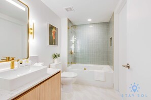 Shower, hair dryer, towels, shampoo - 1BR Apartment with Pool and gym (Miami)