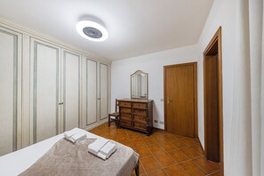 3 bedrooms, iron/ironing board, free WiFi, bed sheets - Large apartment with lake view and swimming pool (Soiano del Lago)