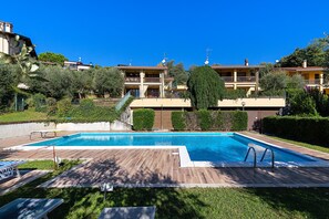 Outdoor pool - Large apartment with lake view and swimming pool (Soiano del Lago)