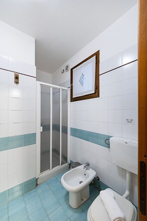 Doccia, asciugacapelli, bidet, asciugamani