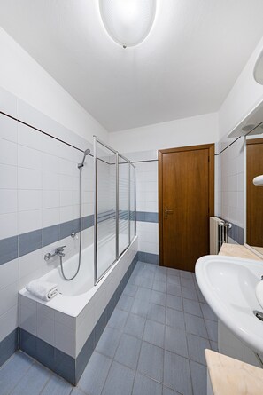 Shower, hair dryer, bidet, towels - Large apartment with lake view and swimming pool (Soiano del Lago)