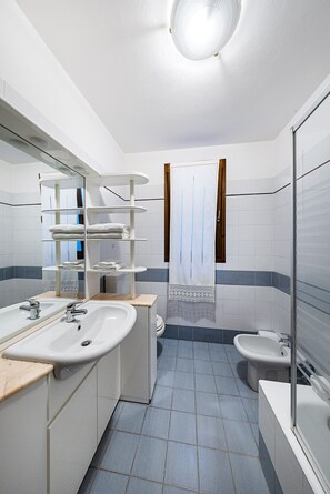 Doccia, asciugacapelli, bidet, asciugamani