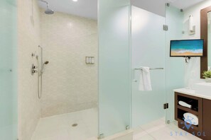 Shower, hair dryer, towels, shampoo - New in Miami! 1BR -Stylish Apartment (Doral)