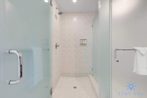 Shower, hair dryer, towels, shampoo - New in Miami! 1BR -Stylish Apartment (Doral)