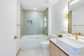 Shower, hair dryer, towels, shampoo - 3BR Apartment with amenities, pool and gym (Miami)