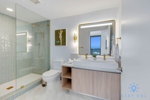Shower, hair dryer, towels, shampoo - 3BR Apartment with amenities, pool and gym (Miami)