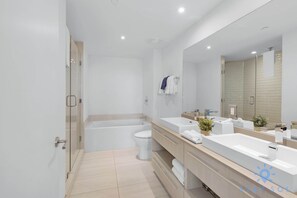 Dusche, Haartrockner, Handtücher, Shampoo