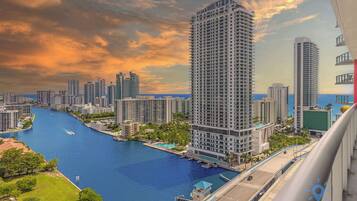 A high-rise hotel with a view of a river and other buildings.