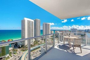 Property grounds - Ocean‑View 2BR Apt w/ Amazing Balcony (Hollywood)