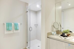 Shower, hair dryer, towels, shampoo - Amazing Ocean View Condo + Pool + Amenities (Hollywood)