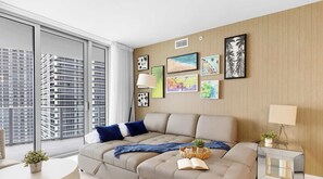 TV, offices - 2BR Apt w/ Beautiful Ocean View, Amenities & Pool (Hollywood)