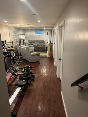 Fitness facility - Charming home in a safe, conveniently located area near Meadowbrook Park (Overland Park)