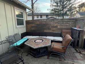 Terrace/patio - Charming home in a safe, conveniently located area near Meadowbrook Park (Overland Park)