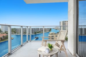 Property grounds - Beautiful 2BR Apt w/ Stunning Views + Amazing Pool (Hollywood)