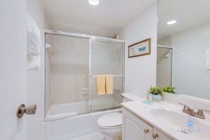 Shower, hair dryer, towels - Amazing Apartment: Pool + Direct Ocean Access (Hollywood)