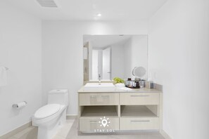 Shower, hair dryer, towels, shampoo - Oceanview 2BR Escape w/ Resort Amenities (Hollywood)